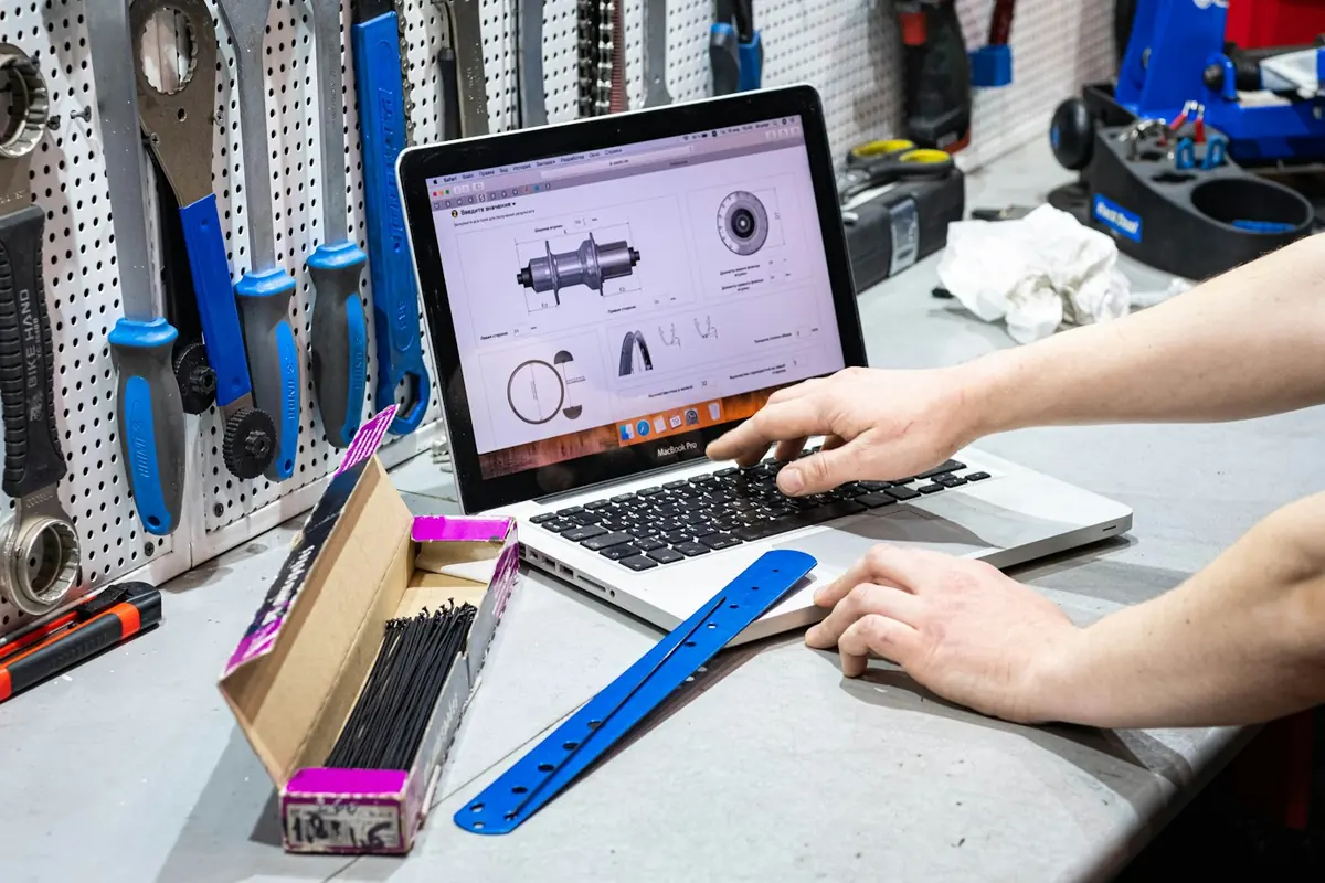 Ordinateur portable posé sur un établi d'atelier