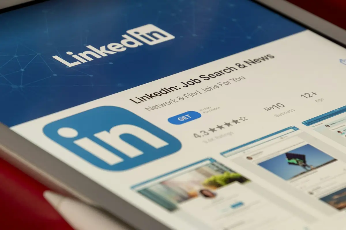 Application LinkedIn affichée sur une tablette