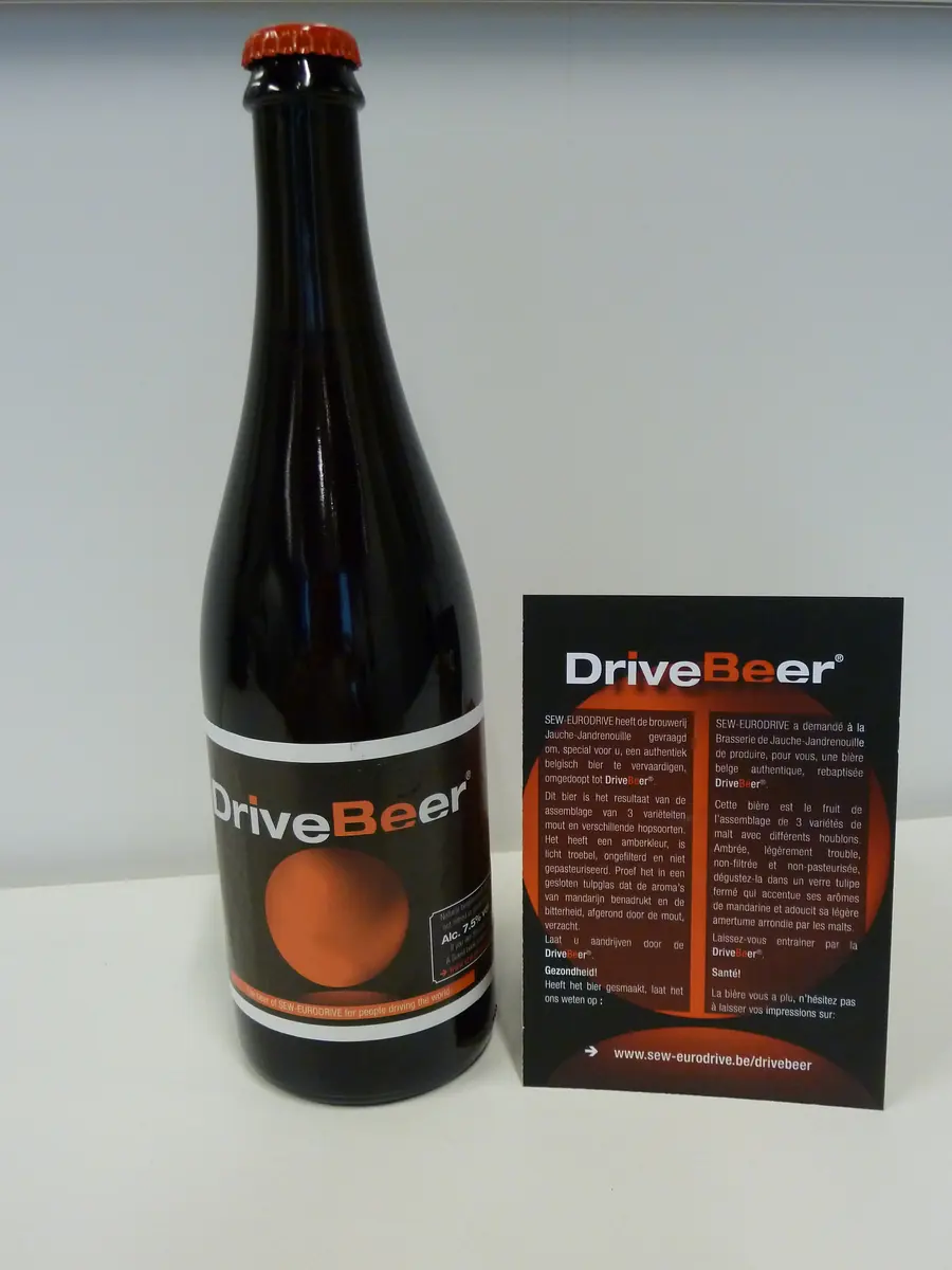 Bouteille de bière à l'étiquette de l'entreprise avec sa carte