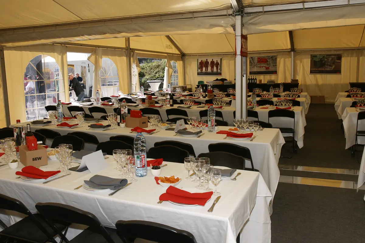Tables dressées sous un chapiteau