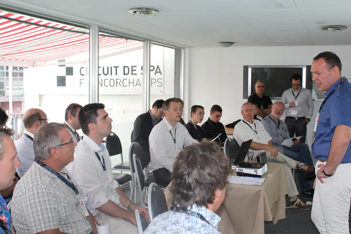 Réunion de clients dans une loge du circuit de Spa-Francorchamps