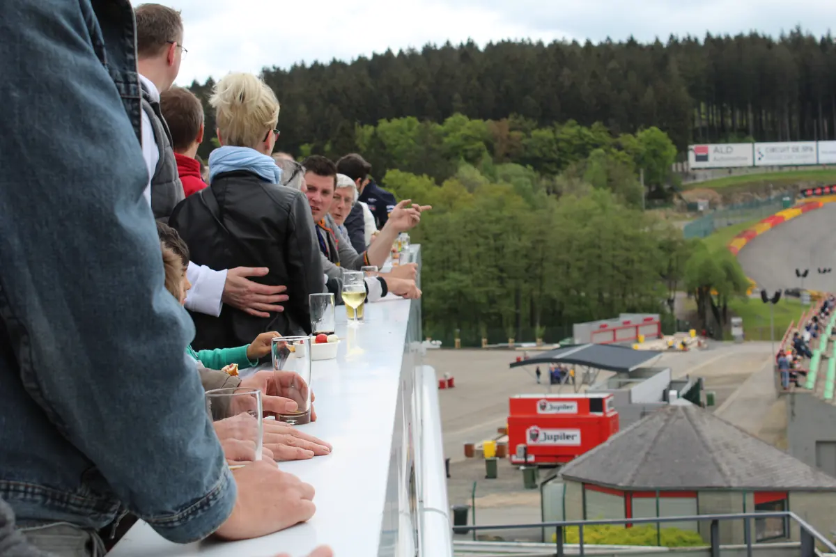 Invités sur une terrasse surplombant un circuit