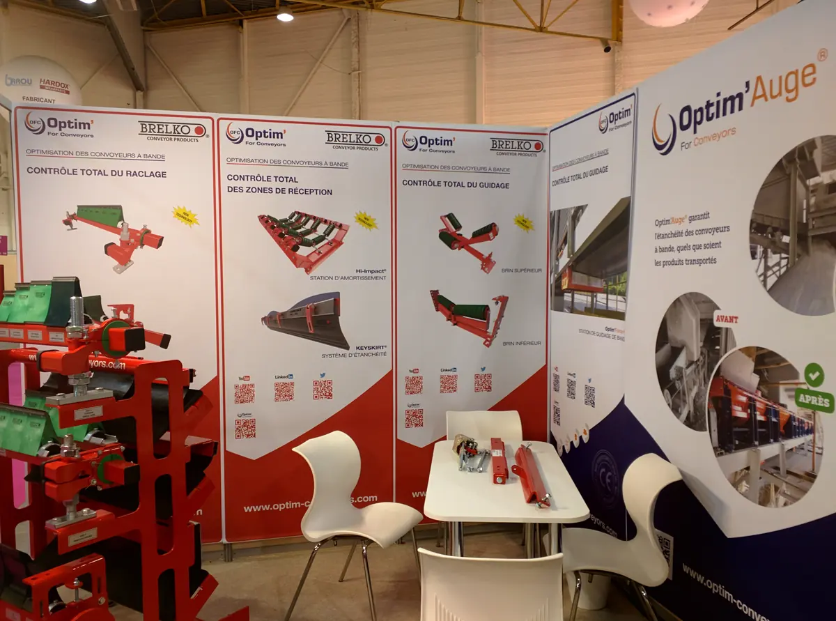 Stand OFC avec panneaux produits et démonstrateurs