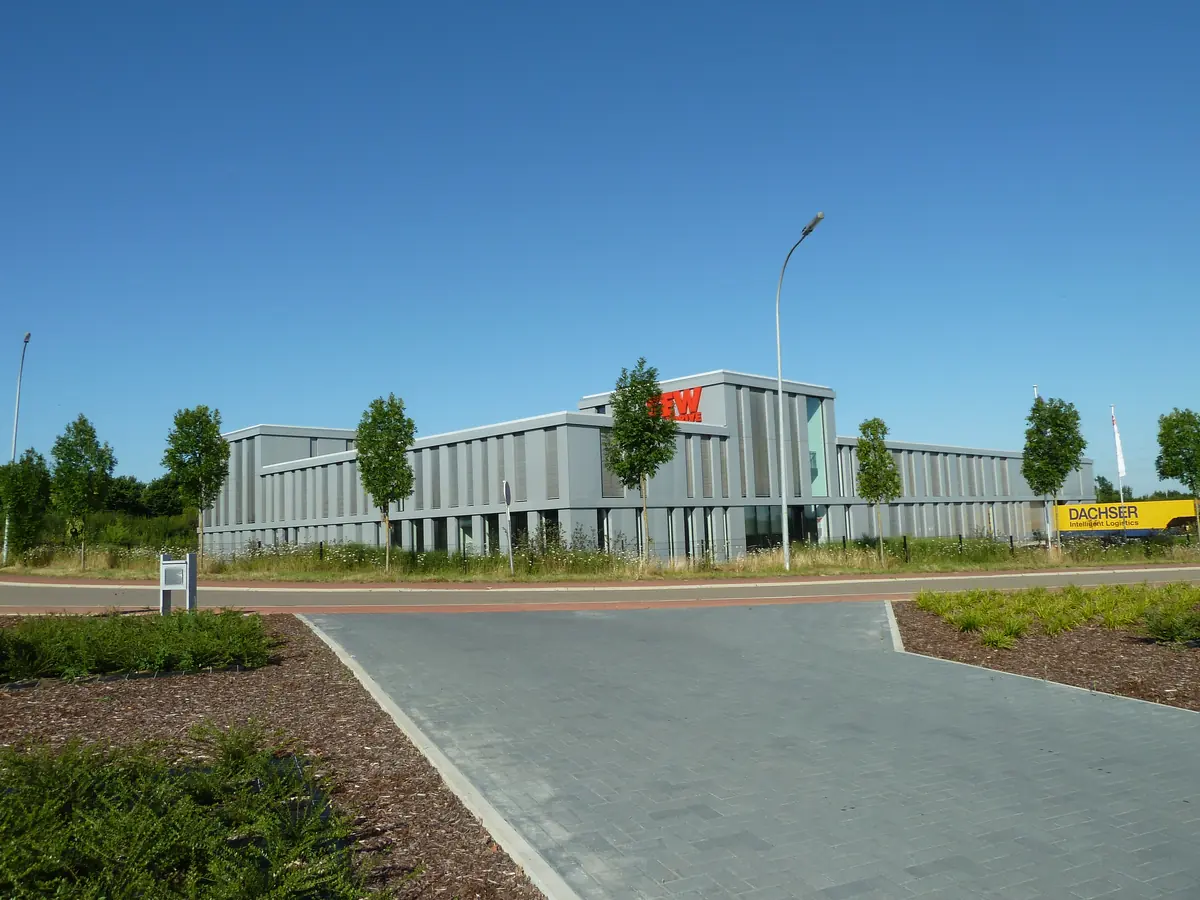 Vue extérieure d'un bâtiment d'entreprise