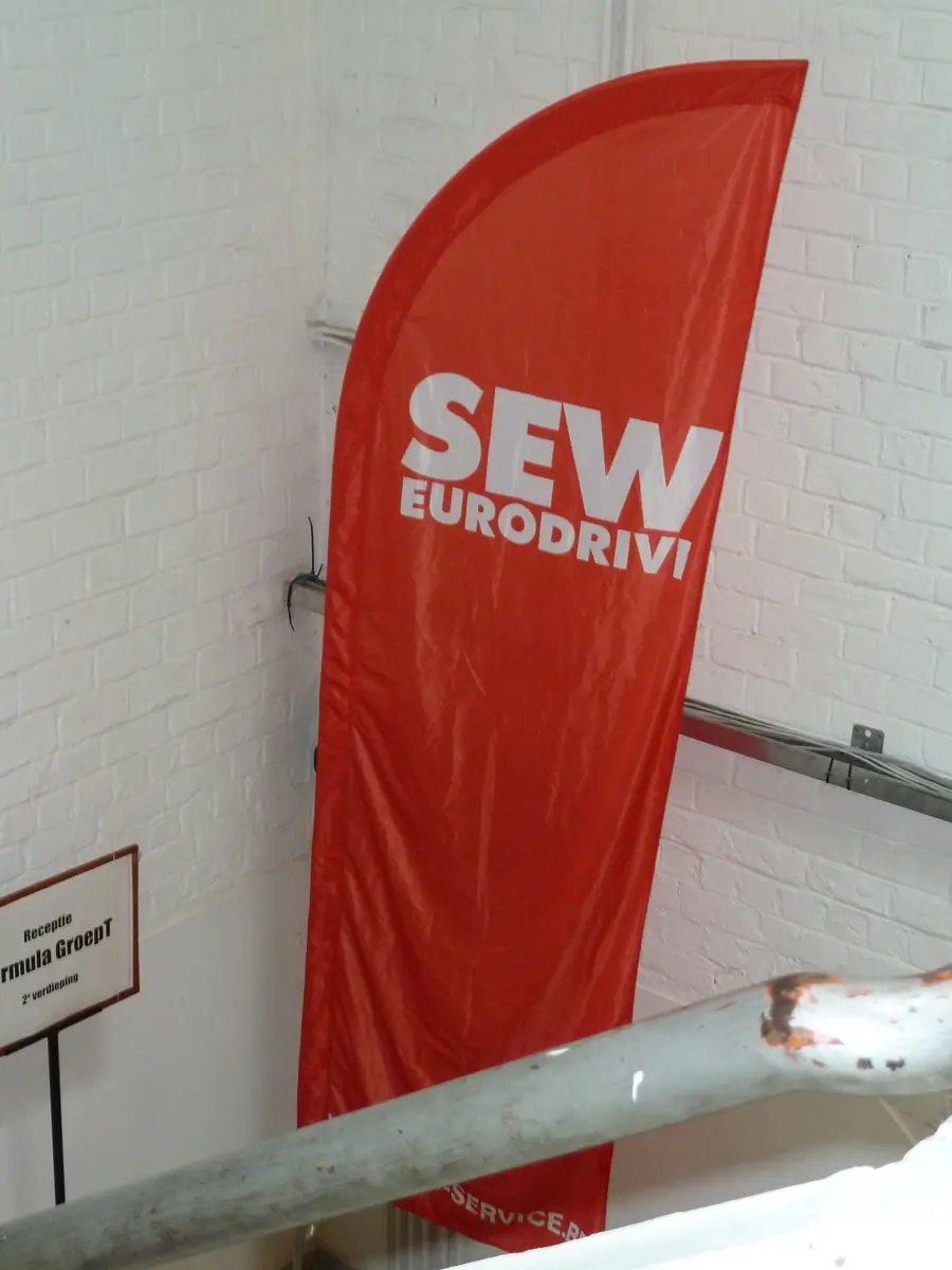 Drapeau publicitaire en forme de voile