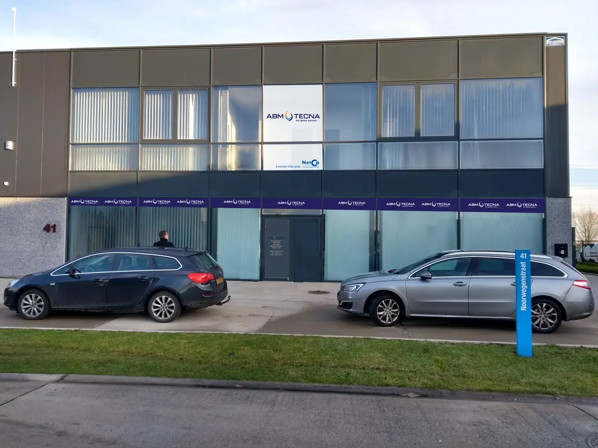 Façade vitrée habillée aux couleurs d'ABM TECNA