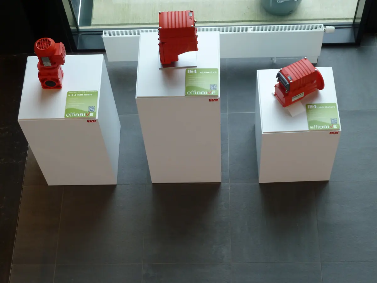 Produits exposés sur des socles blancs